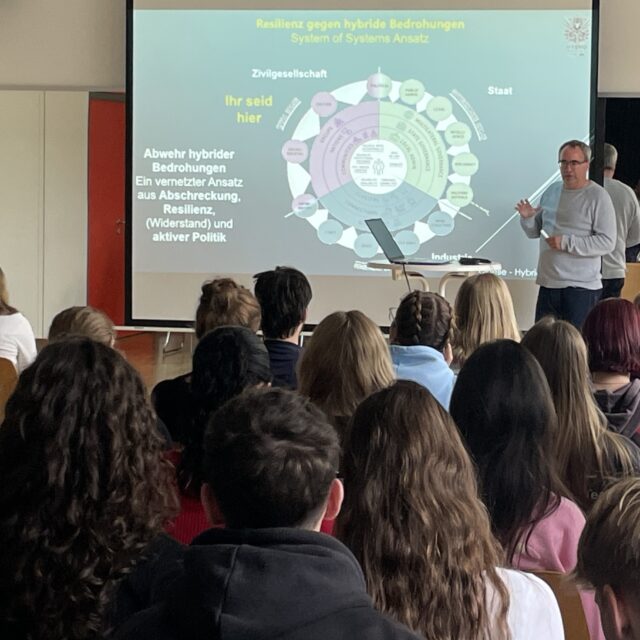 Vortrag über hybride Kriegsführung